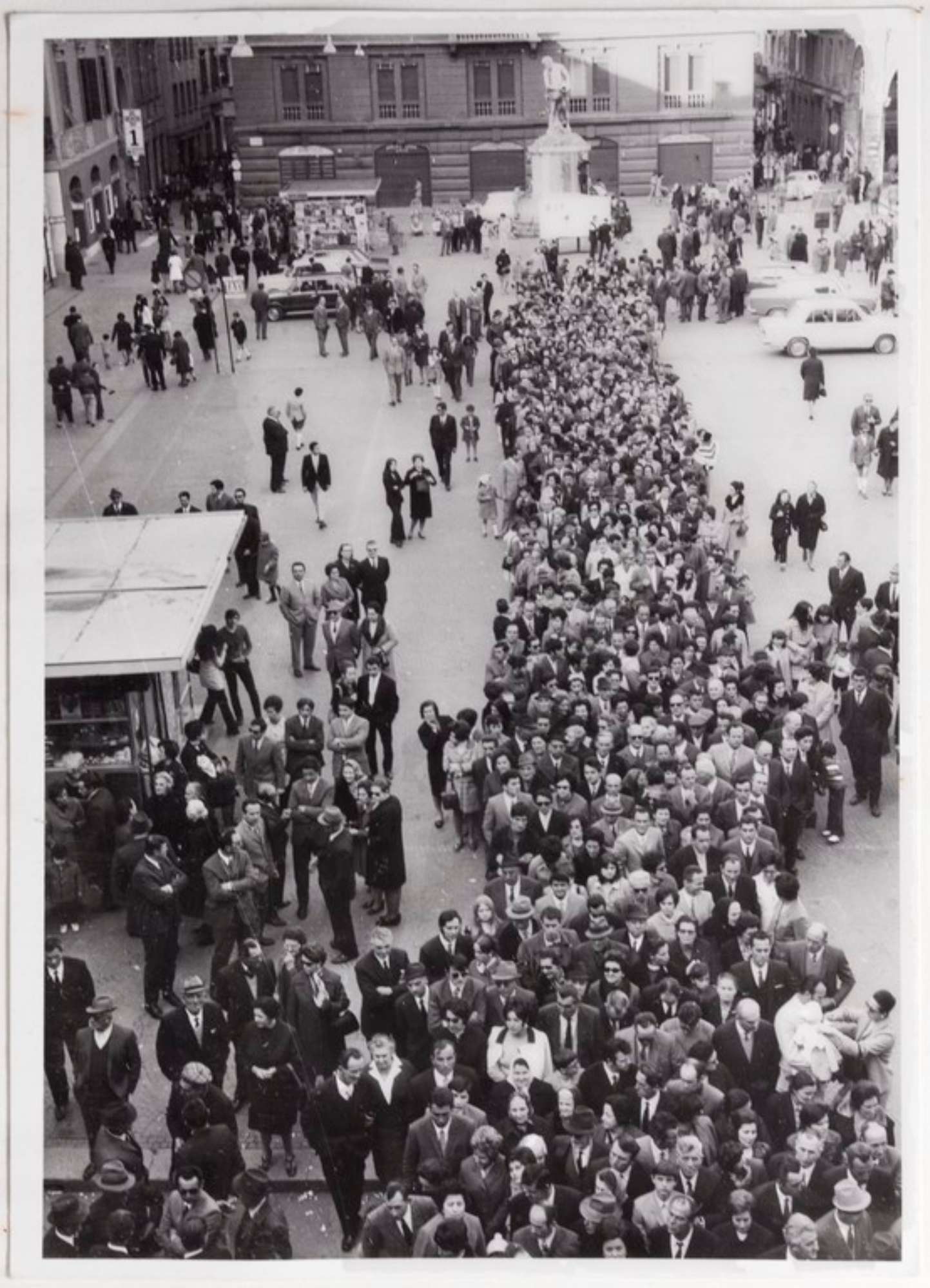 Gattatico-Reggio Emilia, 27-30 marzo 1970, Funerali di Alcide Cervi, lunga coda di persone in Piazza Prampolini in attesa di entrare nella camera ardente ad omaggiare la salma di Papà Cervi